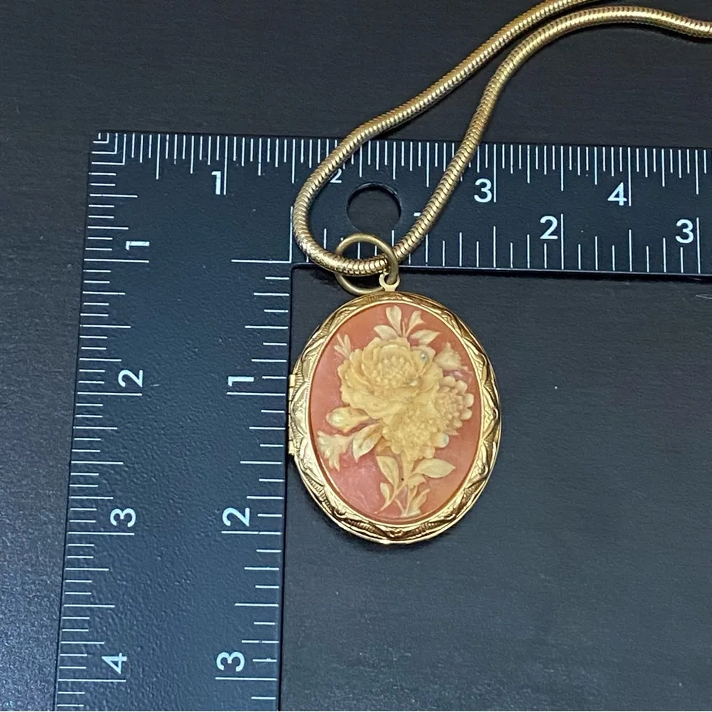 Vintage Flower Cameo Locket Pendant Gold - Image 13