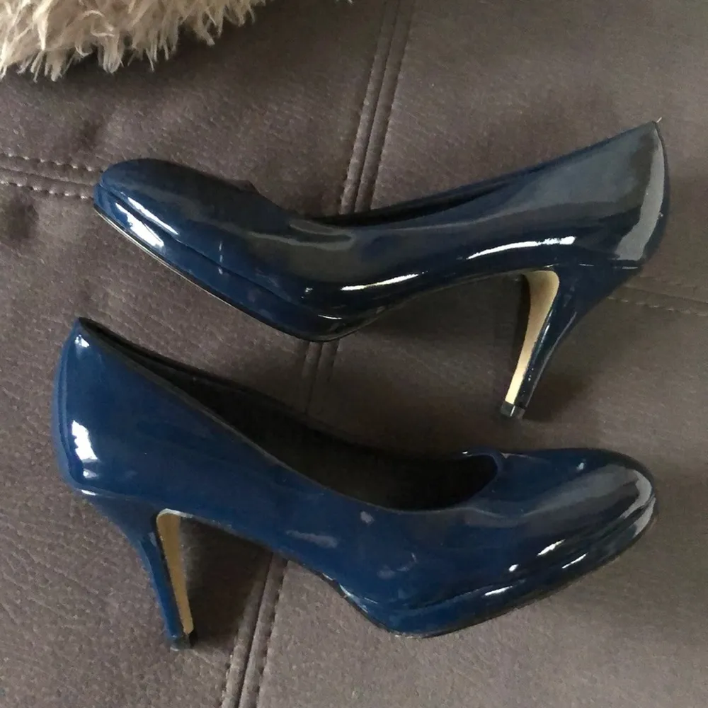 PIERRE DUMAS Navy Blue Shiny Heels Size 7.5 - Image 9