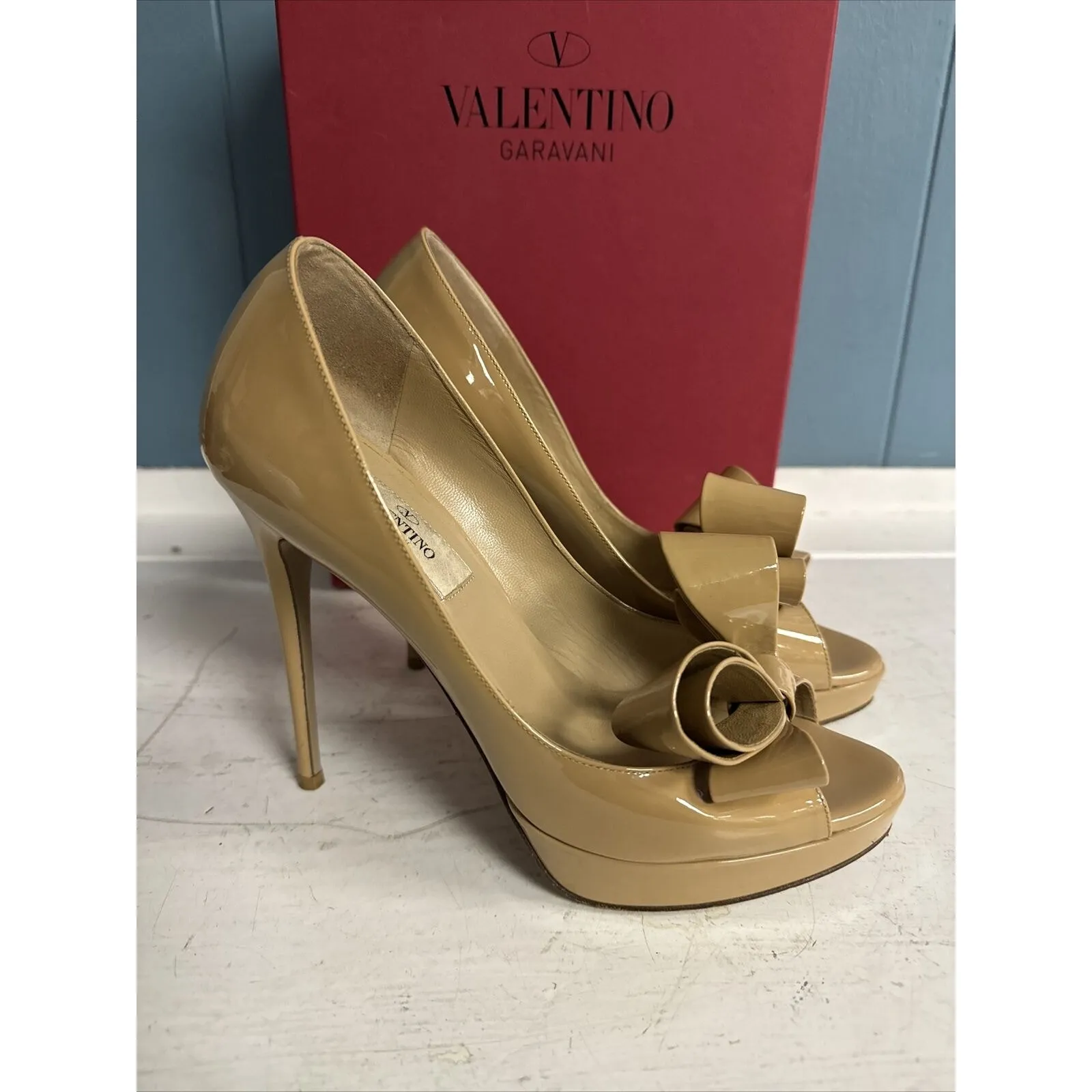 VALENTINO GARAVANI PATENT BOW PUMPS NUDE SIZE 37 US 7-7.5 Fancy Cocktail Party - Image 6