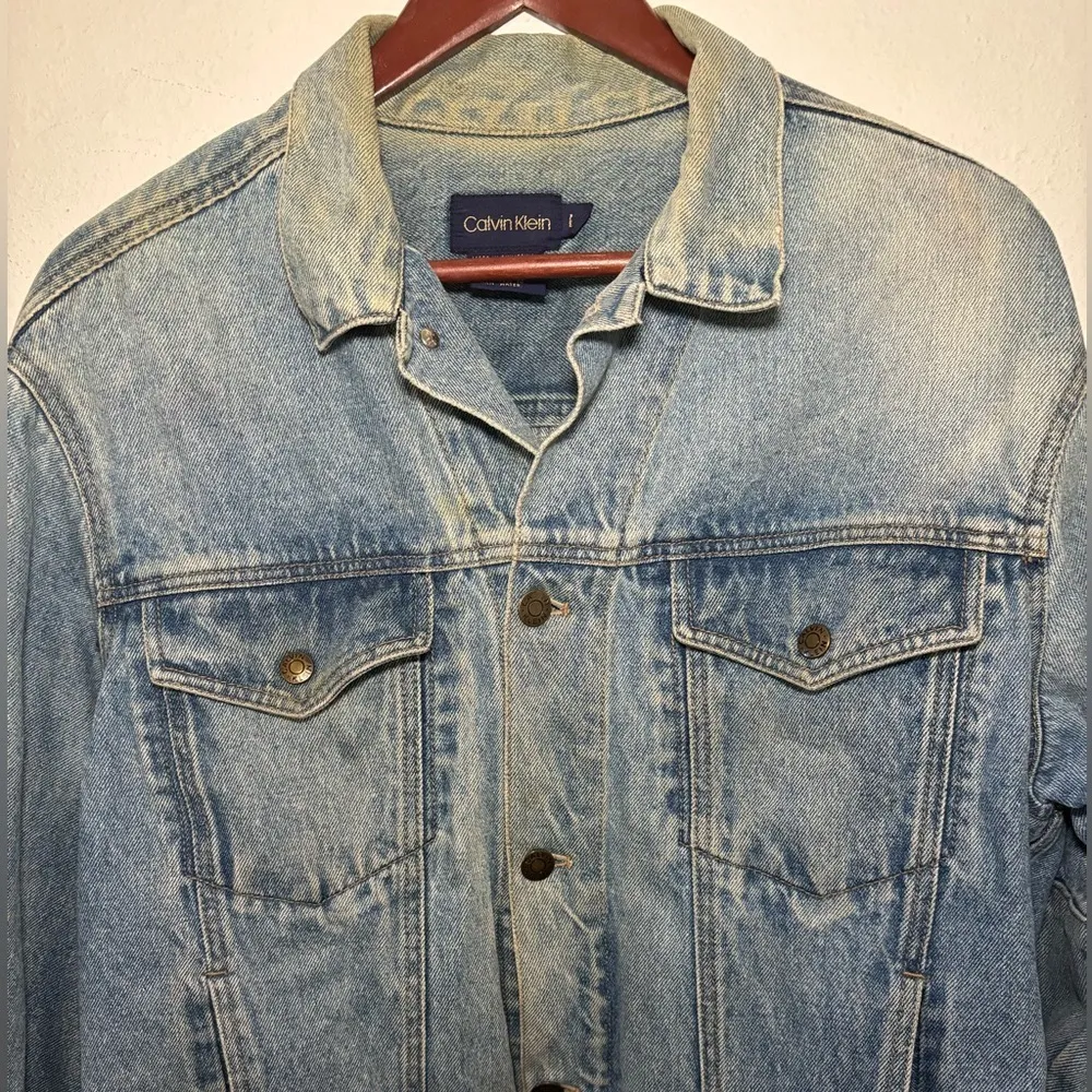 Calvin Klein Vintage Denim Trucker‎ Jean Jacket Size Large Distressed Faded - Image 2