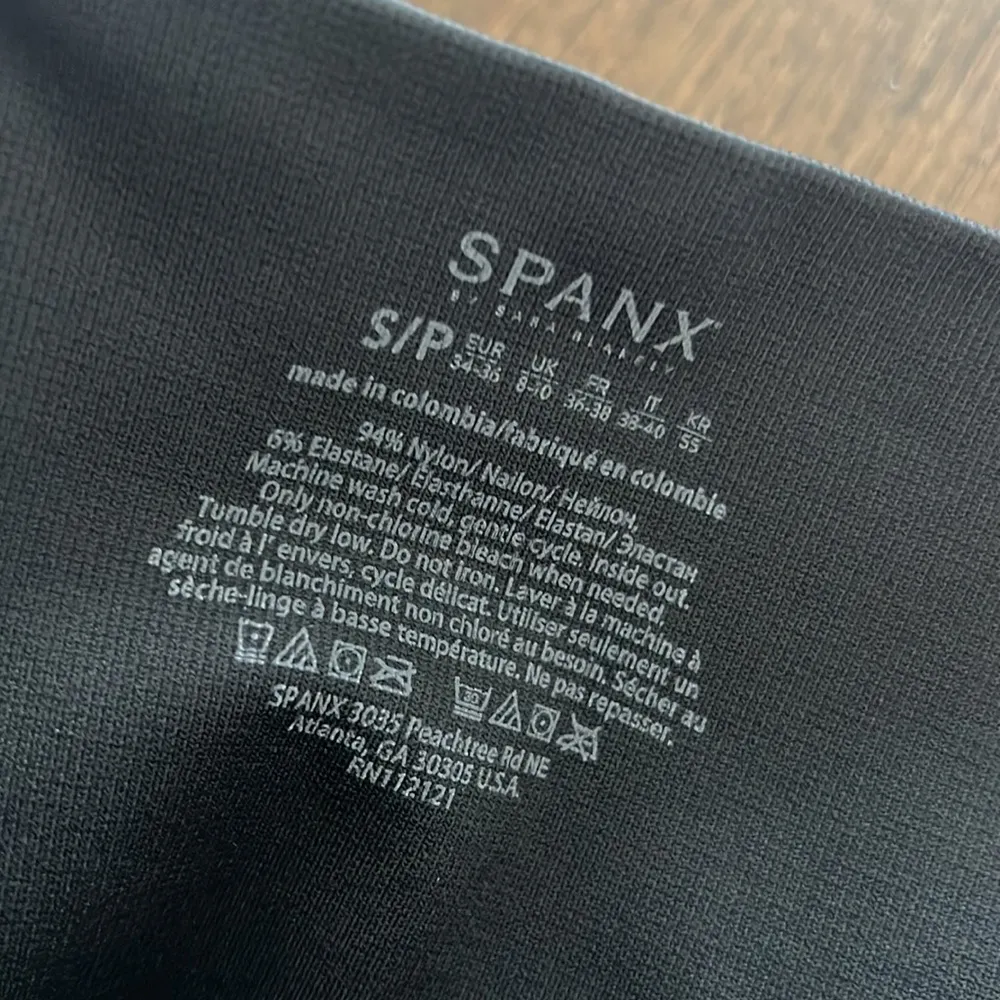 NWT SPANX Cropped Lamn Look at Me Now Legging Black Camo Small - Image 8