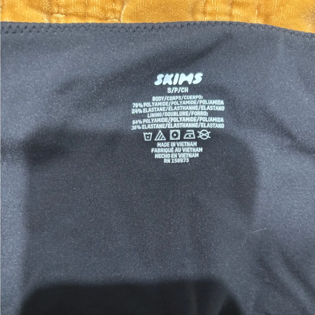 Skims back smoothing bra color onyx size small - Image 4