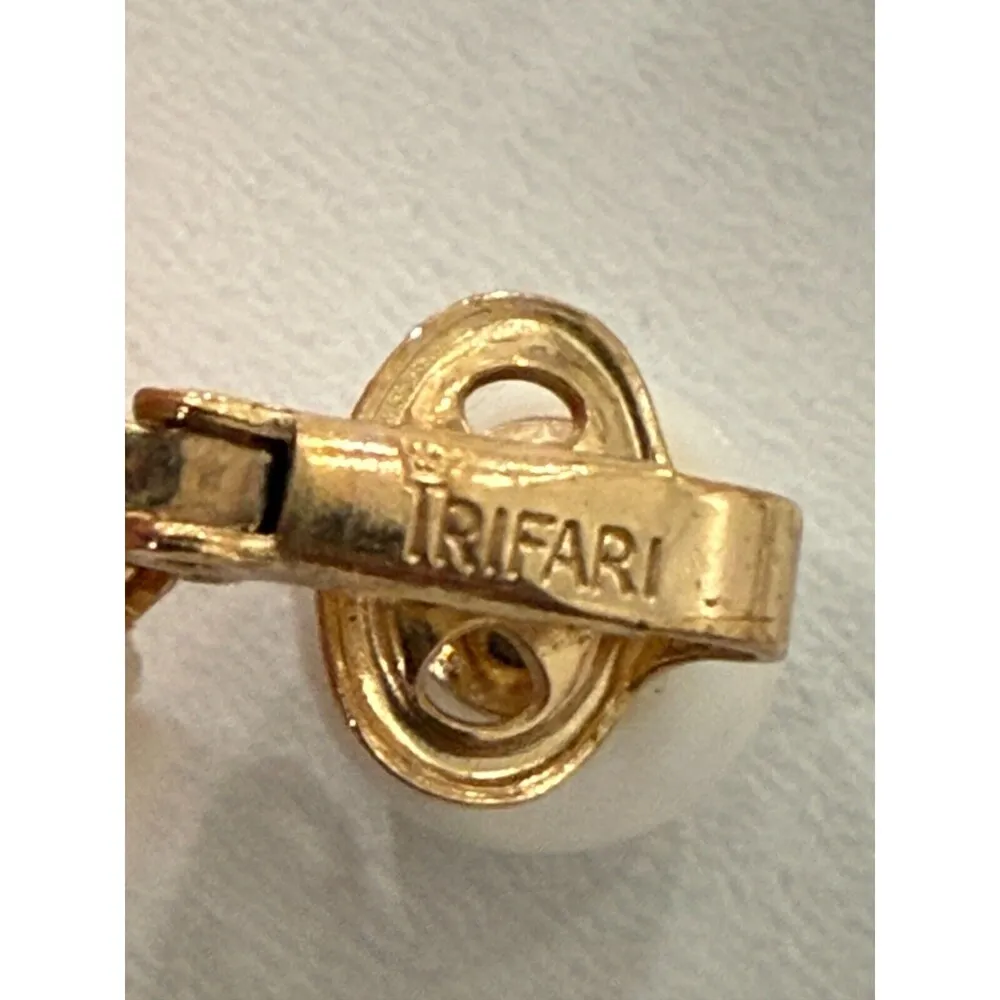 Vintage Crown Trifari Designer Stamped White Clip On Earrings - Image 4