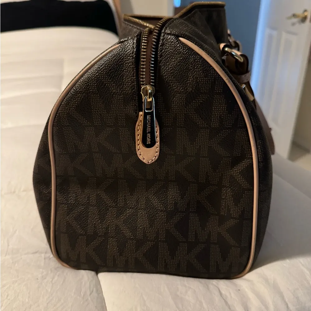 MICHAEL KORS BROWN GRAYSON SIGNATURE LOGO BAG WITH GOLD HARDWARE - Image 3