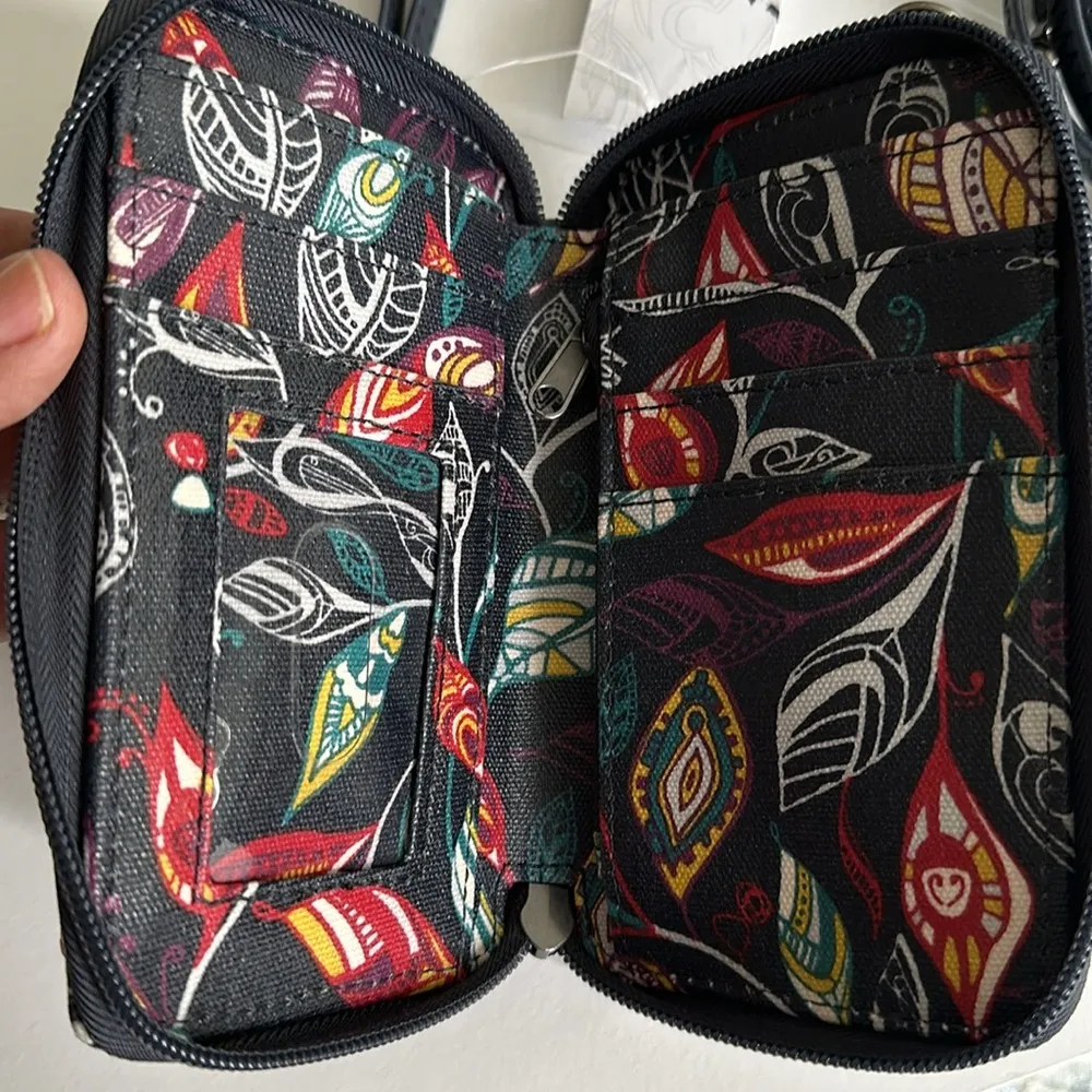 Artist Circle Smartphone Midnight
Wallet Wristlet Crossbody - Image 6