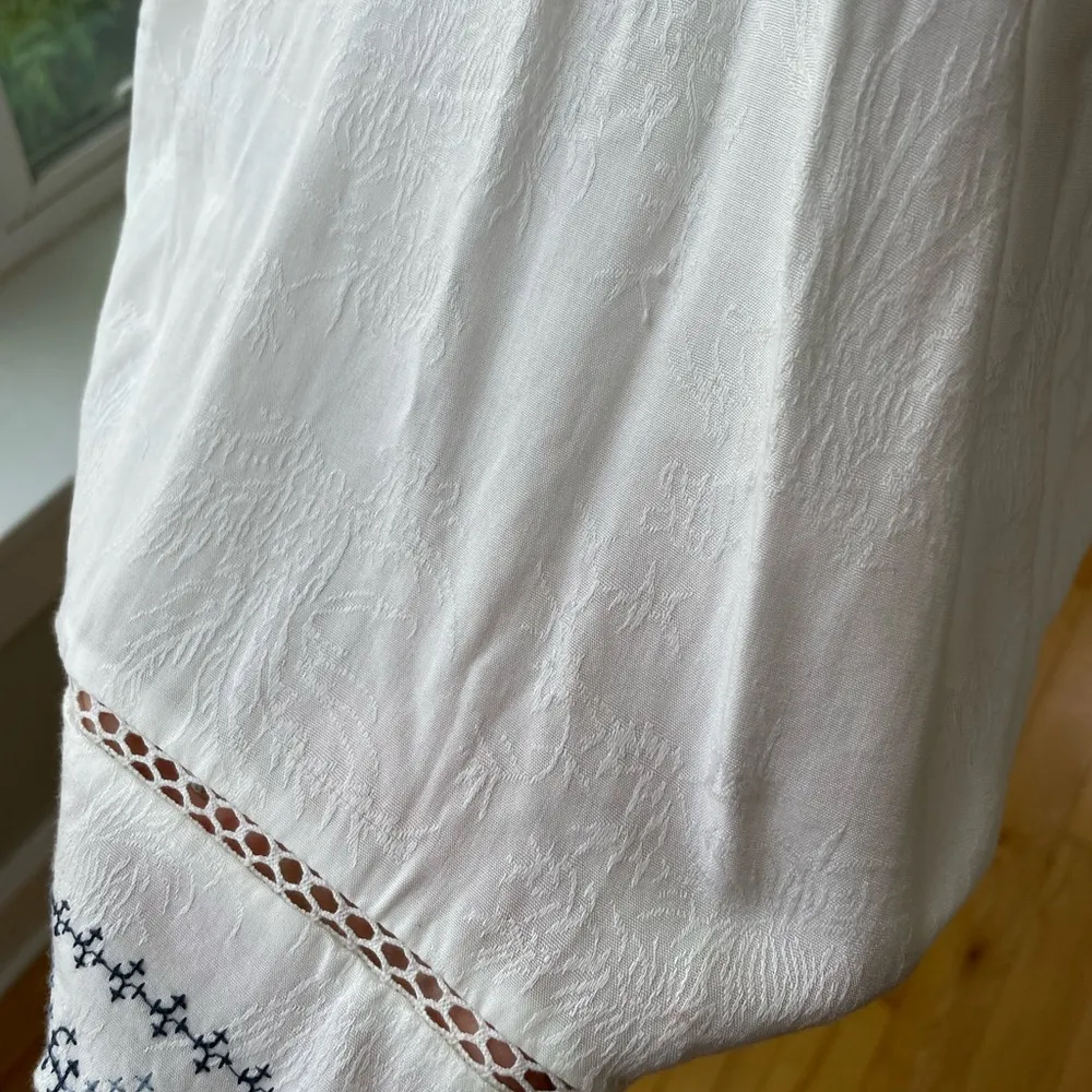 Knox Rose Pink Blue Floral Embroidered White Flowy Top Size Small - Image 6