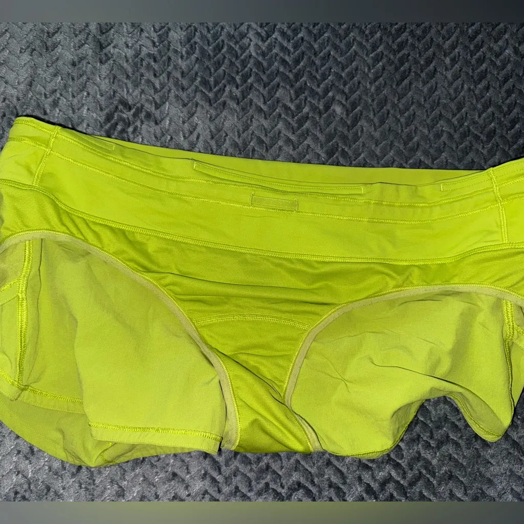 Lululemon Women’s  Hotty Hot Short‎ Lined Neon Green Size 10 - Image 4