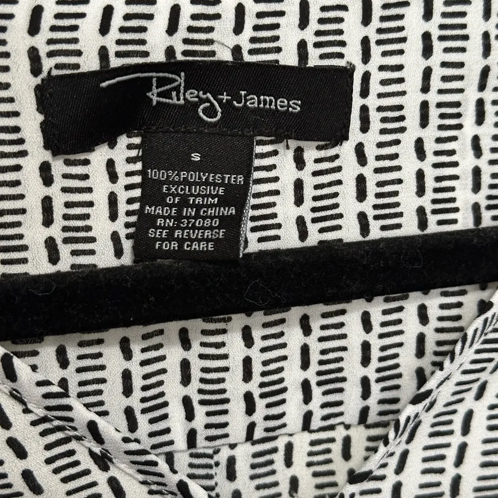 Riley & James White and Black Patterned V-neck Blouse size small - Image 5