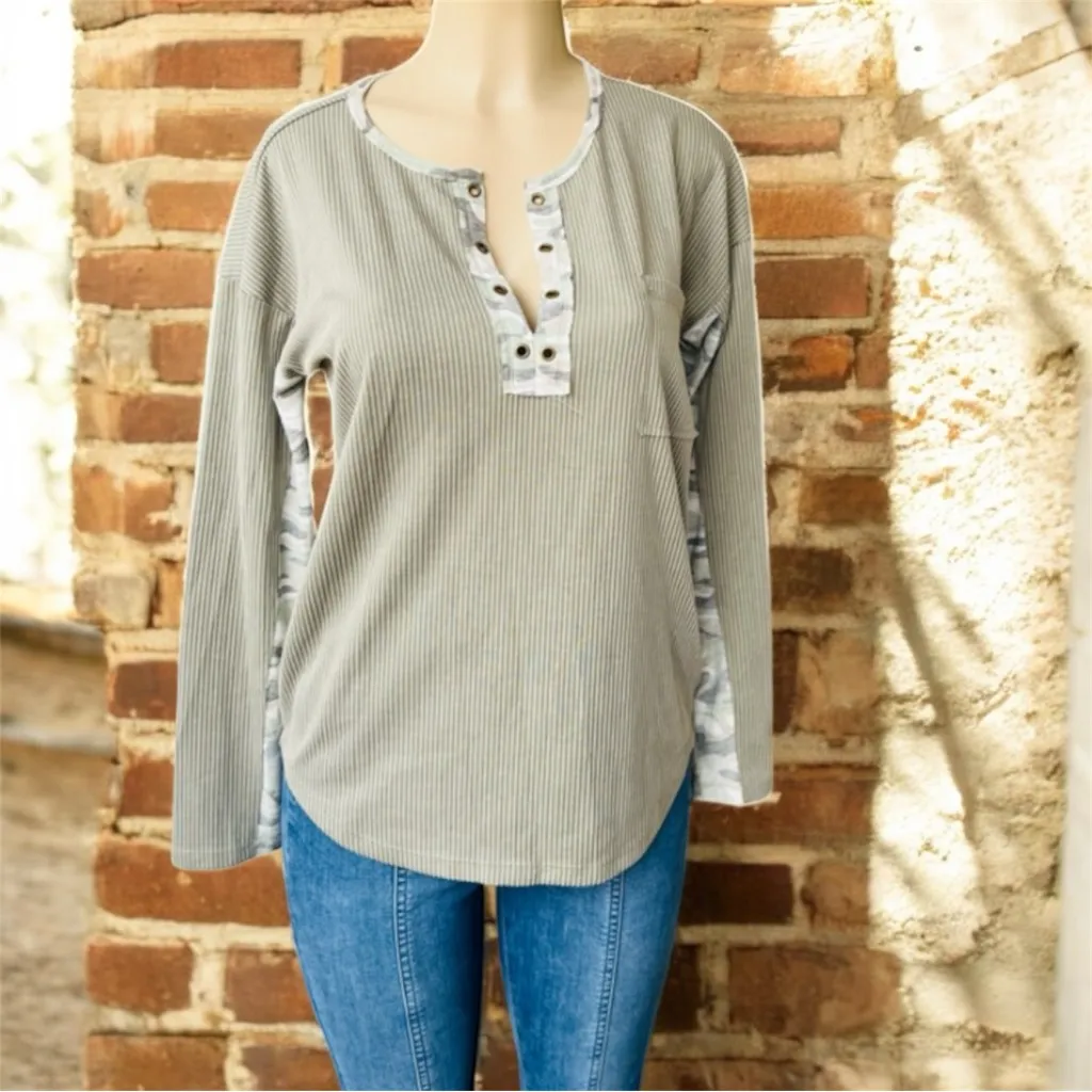 Hem & Thread Grommet Detailed Rib Top - Image 3