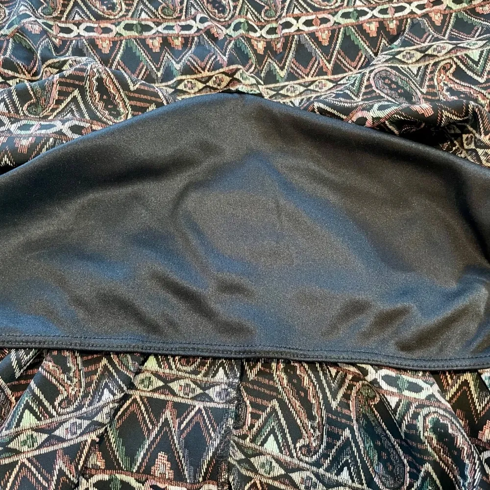 Colorful Women's Geometric Sleeveless Blouse Layered Hem Chic Top • Size Medium - Image 10