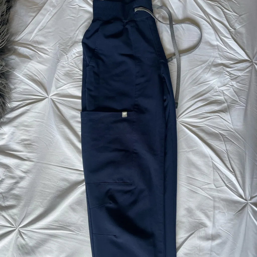 Fabletics scrub bottom joggers - Image 2