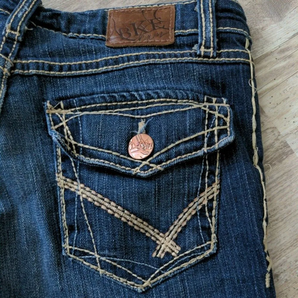 BKE Stella Low Rise Stretch Cuffed Crop Jeans Embroidered Flap Pockets Size 28 - Image 3