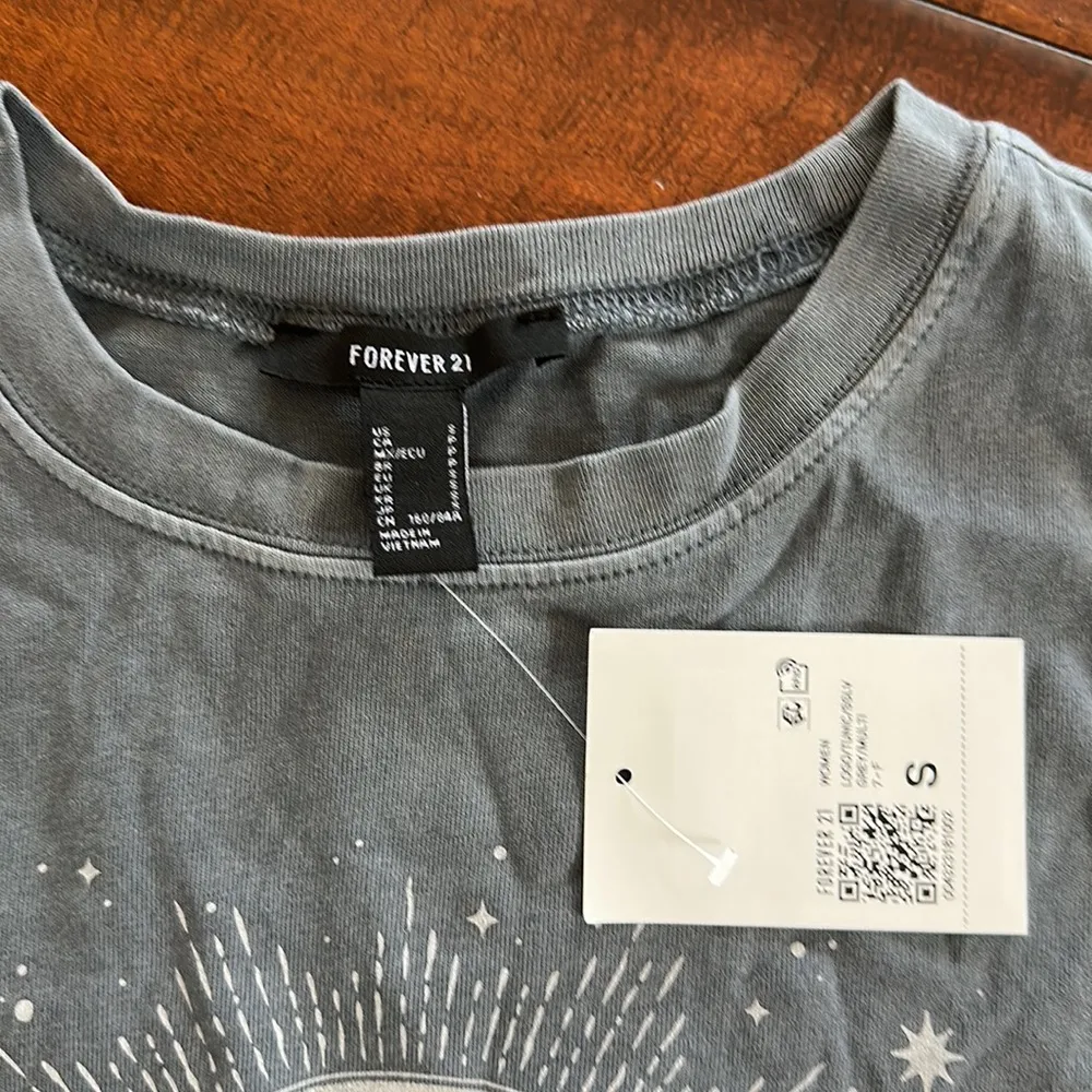 NWT forever 21 graphic T-shirt - Image 2