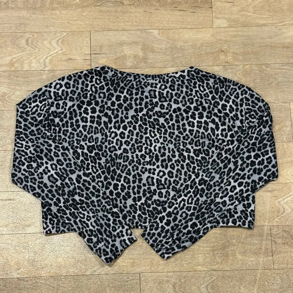 Juicy Couture Grey Leopard Print Crop Top Long Sleeve Size Large - Image 3