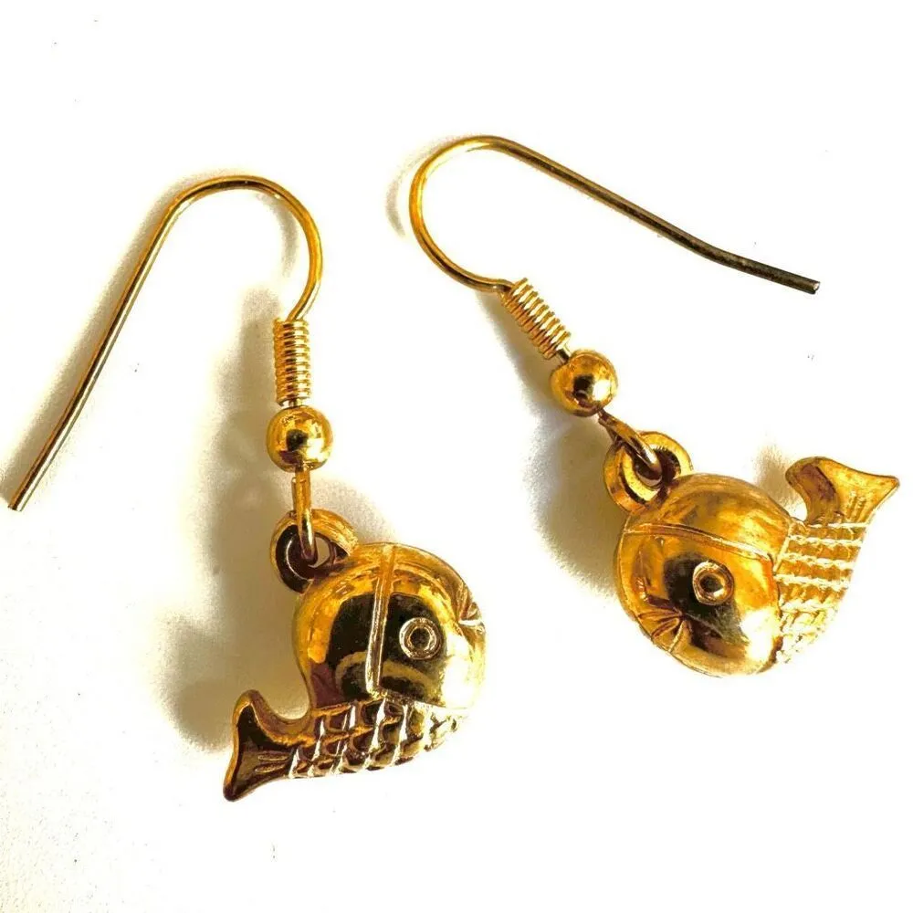 Gold tone fish earrings - Image 4