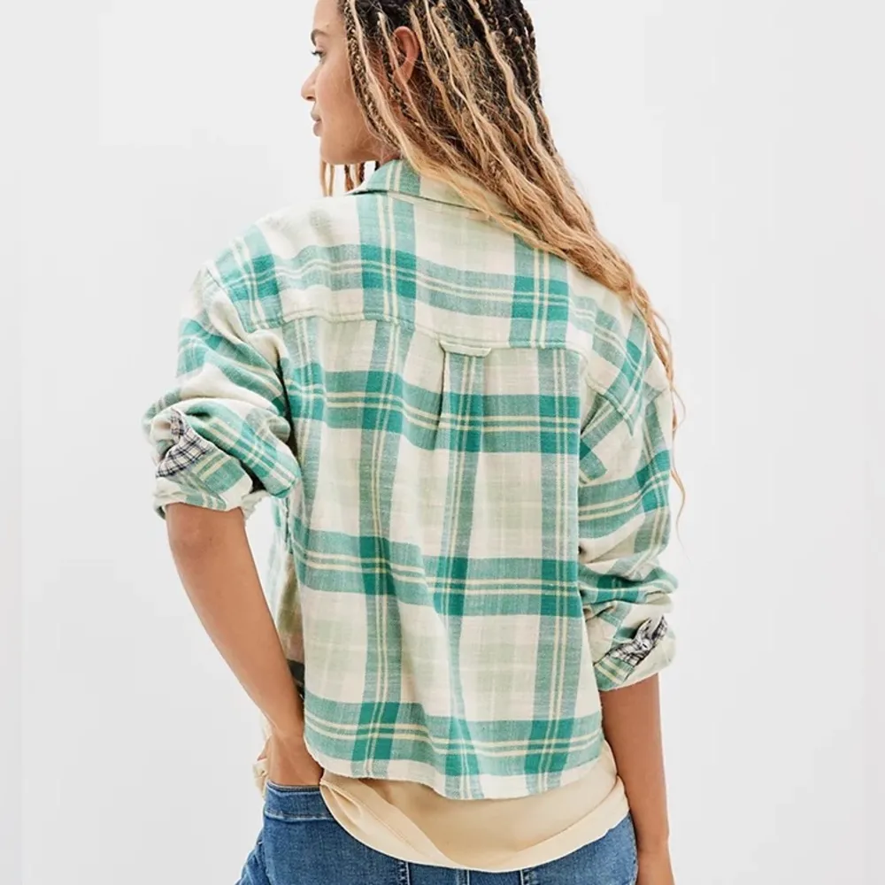 🍃AE | Cozy Cropped Flannel Shirt in emerald plaid🍃~med(more pics coming soon!) - Image 2