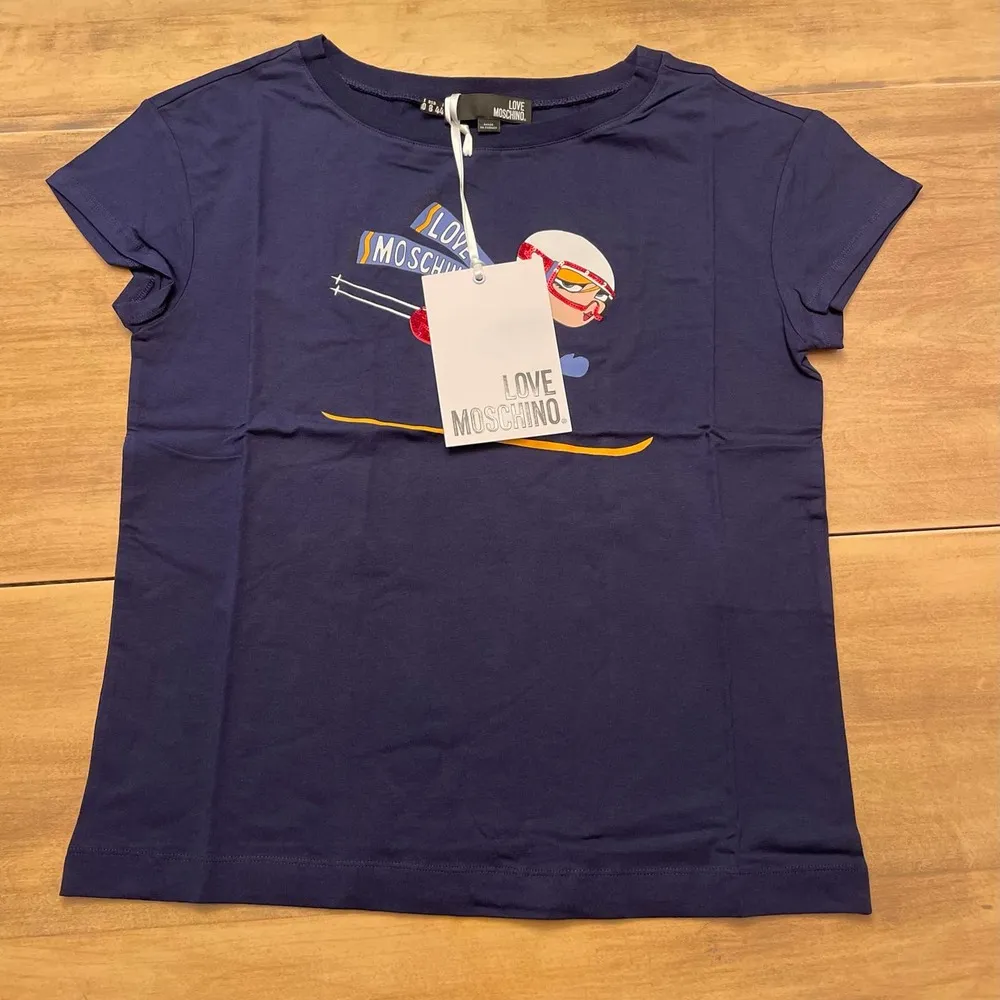 NWT Love Moschino Sequin Ski Girl T-Shirt Top Navy Size 8 - Image 2