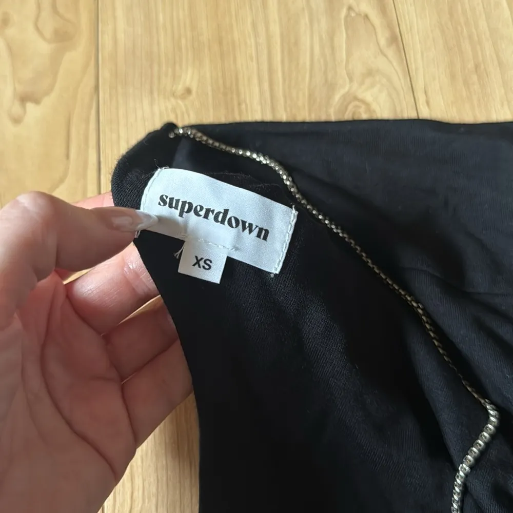 SUPERDOWN BLACK TOP WITH CHAIN - Image 3