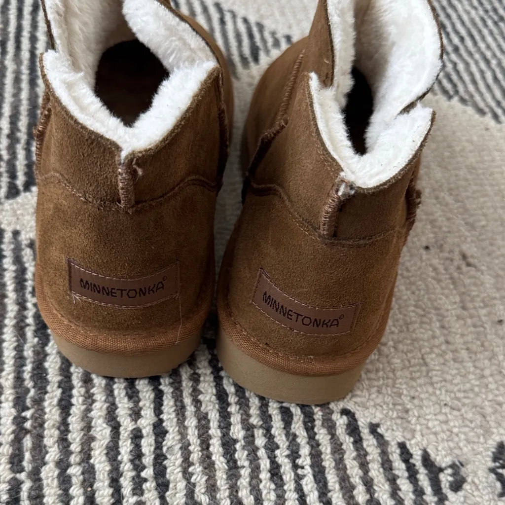 Minnetonka Women's Mavie Suede Boots
85881S Tan size 10 new - Image 4