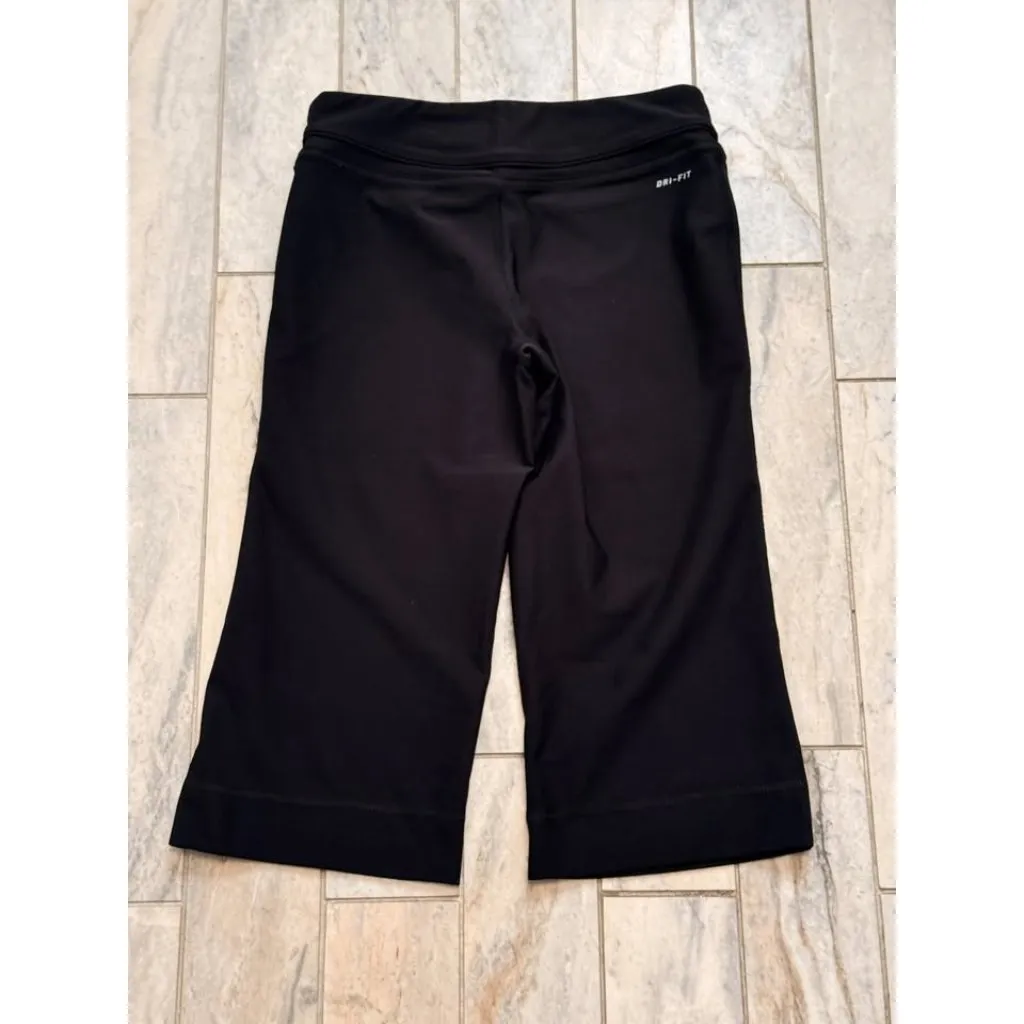 NEW Nike women's small 4/6 DRI-FIT Black Capri wide leg leggings - Image 4