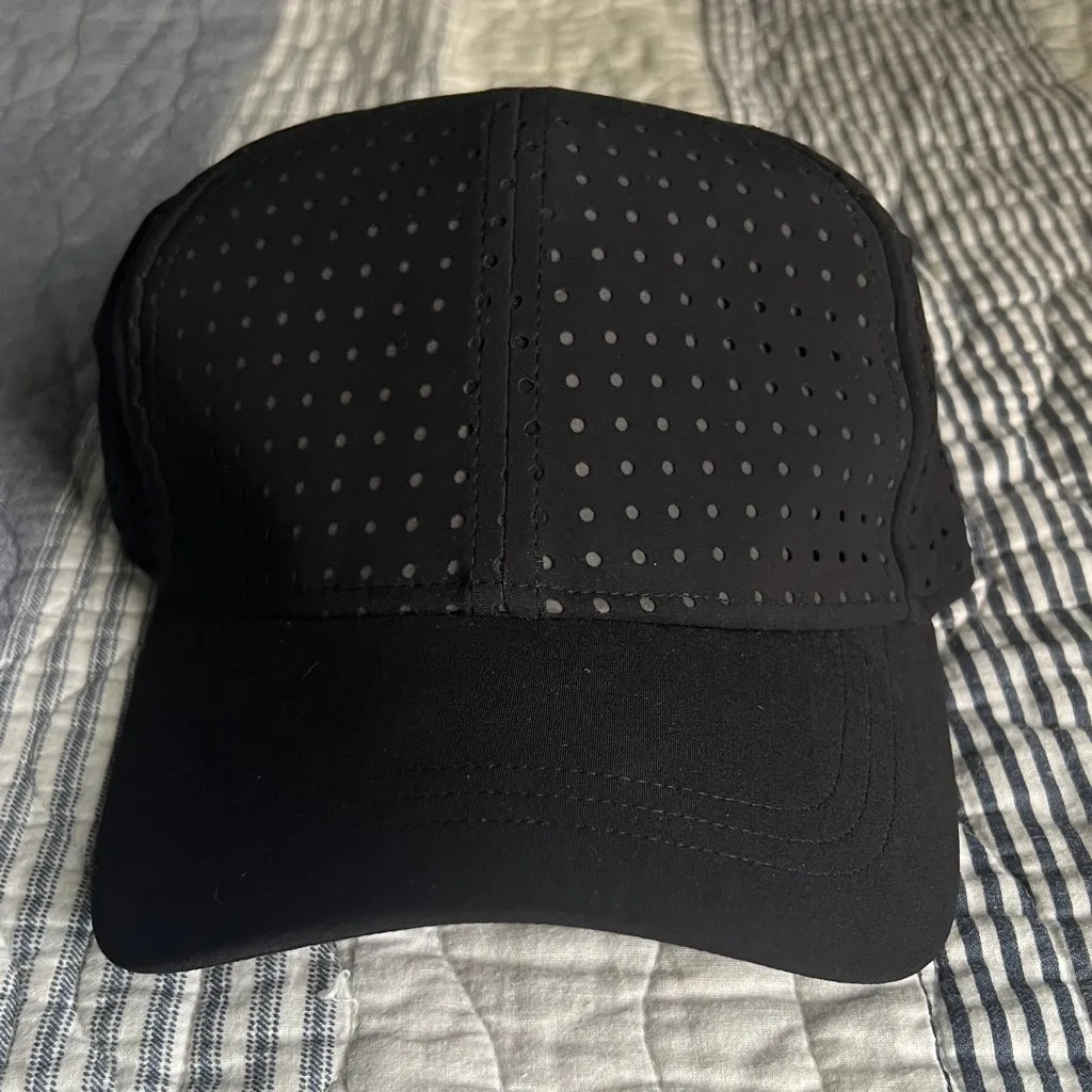 Lululemon black/reflective baller cap, NWOT - Image 3