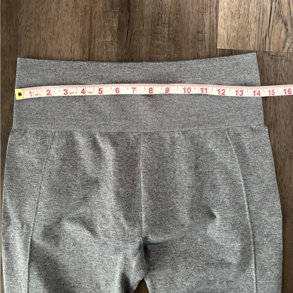 Fabletics compression seamless crop leggings - Image 4