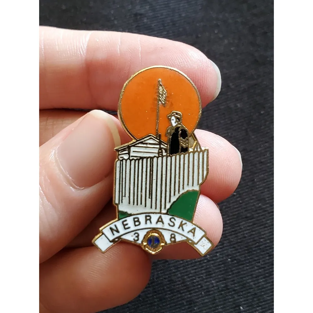1980 Vintage Soldier Fort Nebraska 38 Enamel Lapel Pin Brooch Badge Lion… - Image 4