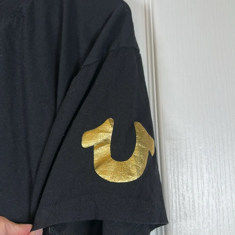True Religion Black Gold Logo Short Sleeve V-Neck Shirt Size XL EUC #2731 - Image 4