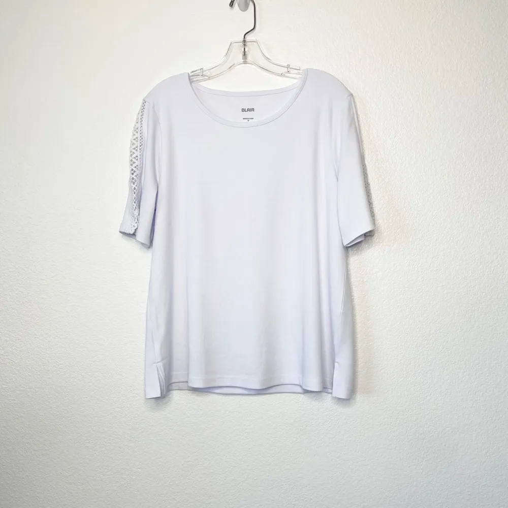 NEW White T Shirt with Violet Hue / Crocheted Sleeves Size M Blair NIP - Image 6
