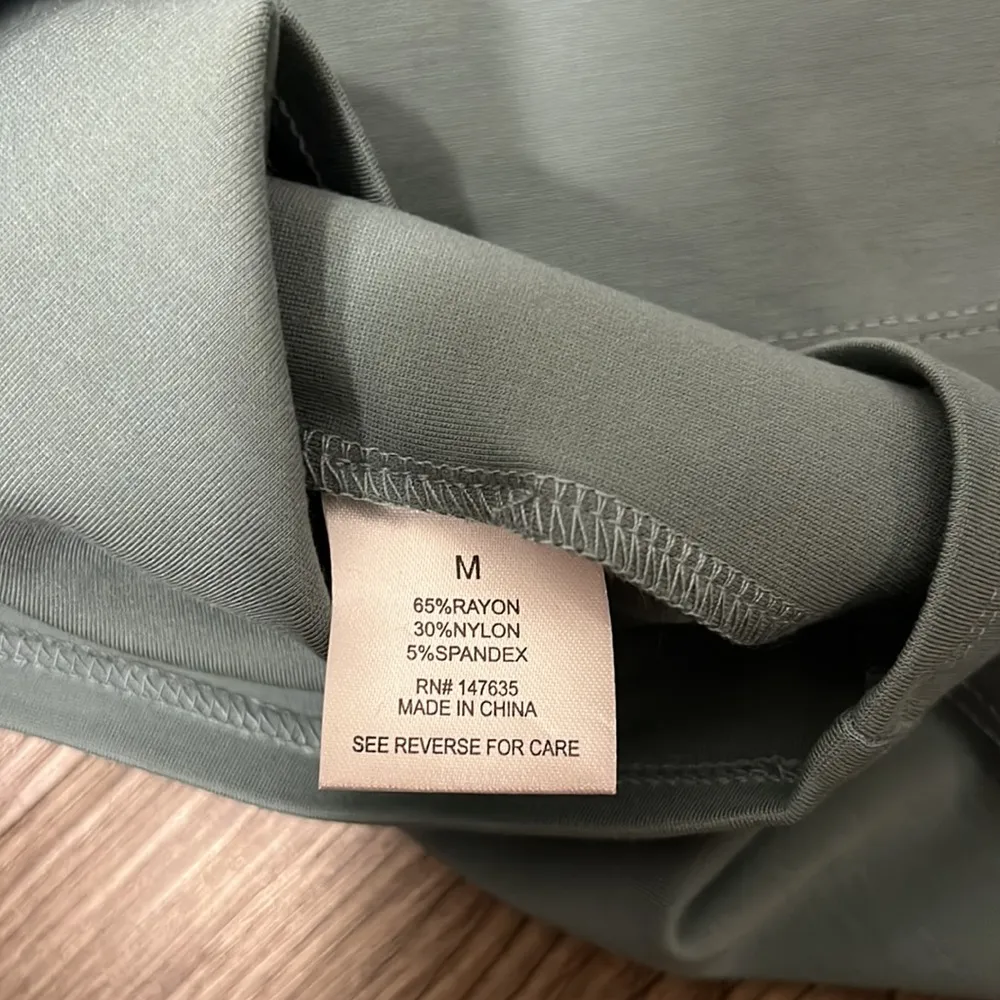 Romeo + Juliet Couture NWT Dusty Sage Cold Shoulder Back Zip Dress Size Medium - Image 6