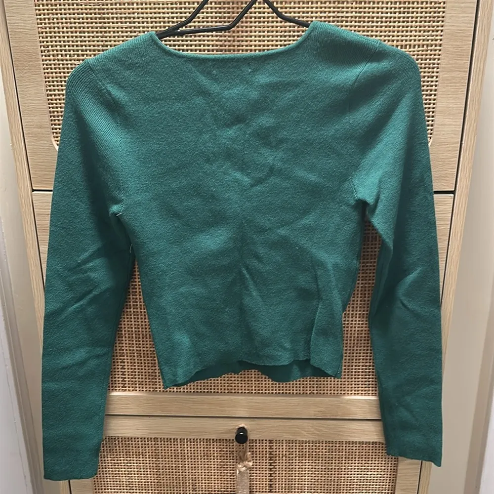 Kendall & Kylie Womens Sweater Size XS Green Late Night Cutout V Neck NWOT - Image 4