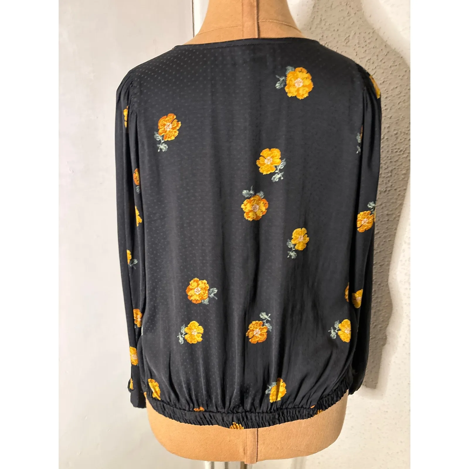 Madewell Bubble-Sleeve Wrap Top in Floating Florets M Black/Multicolor V-Neck - Image 2