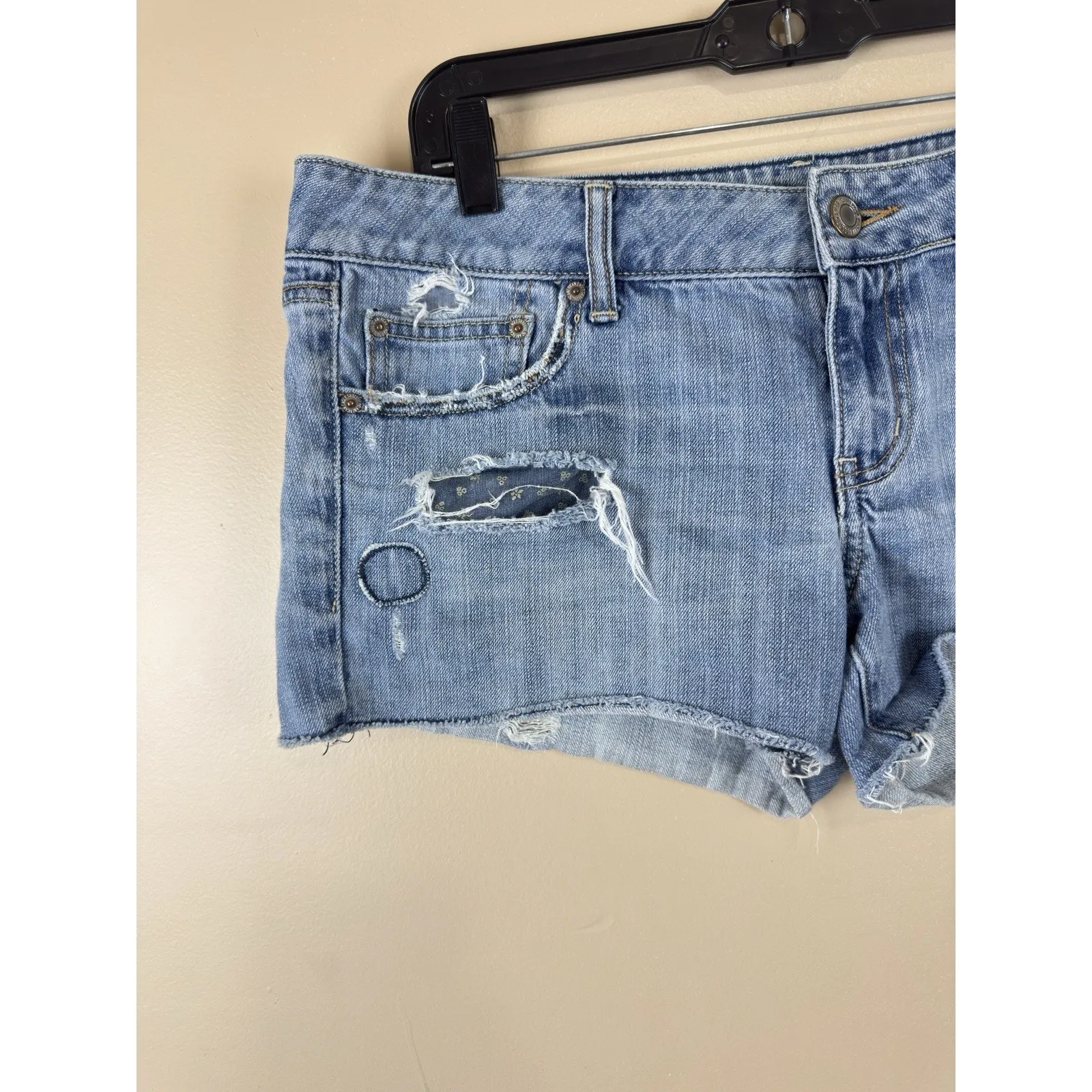 American Eagle Women’s Denim Shortie Size 12 Light Wash Frayed Hem - Image 3