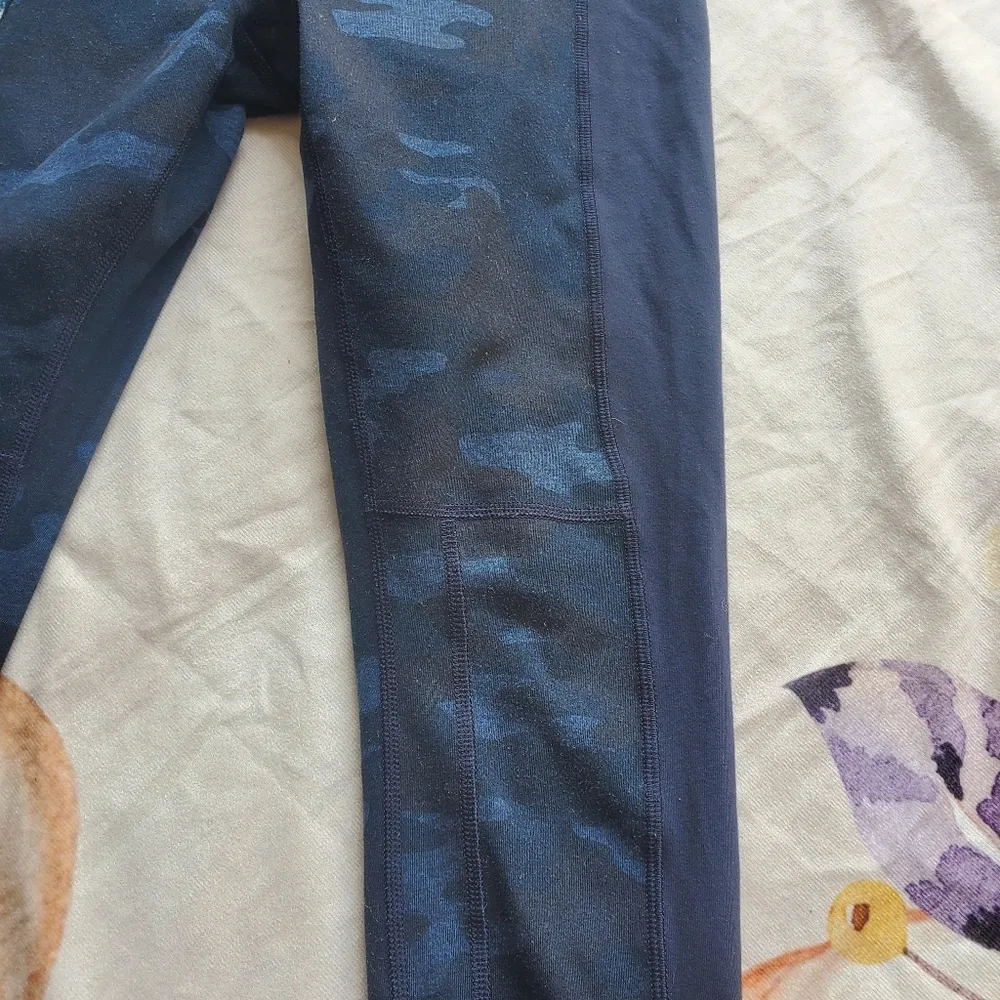 Lululemon athletica size 6 leggings  in blue - Image 3