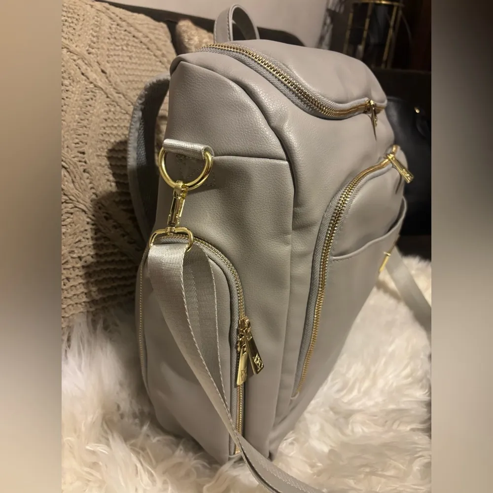 🩷💙Grey Fox Gray Diaper Bag with Gold Accents💙THIS IS BABY BAG 💼 👶 OF QUALITY. - Image 8