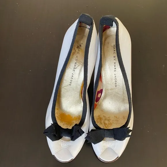 Marc by Marc Jacobs Women's White and Black Bow Flats - Image 2