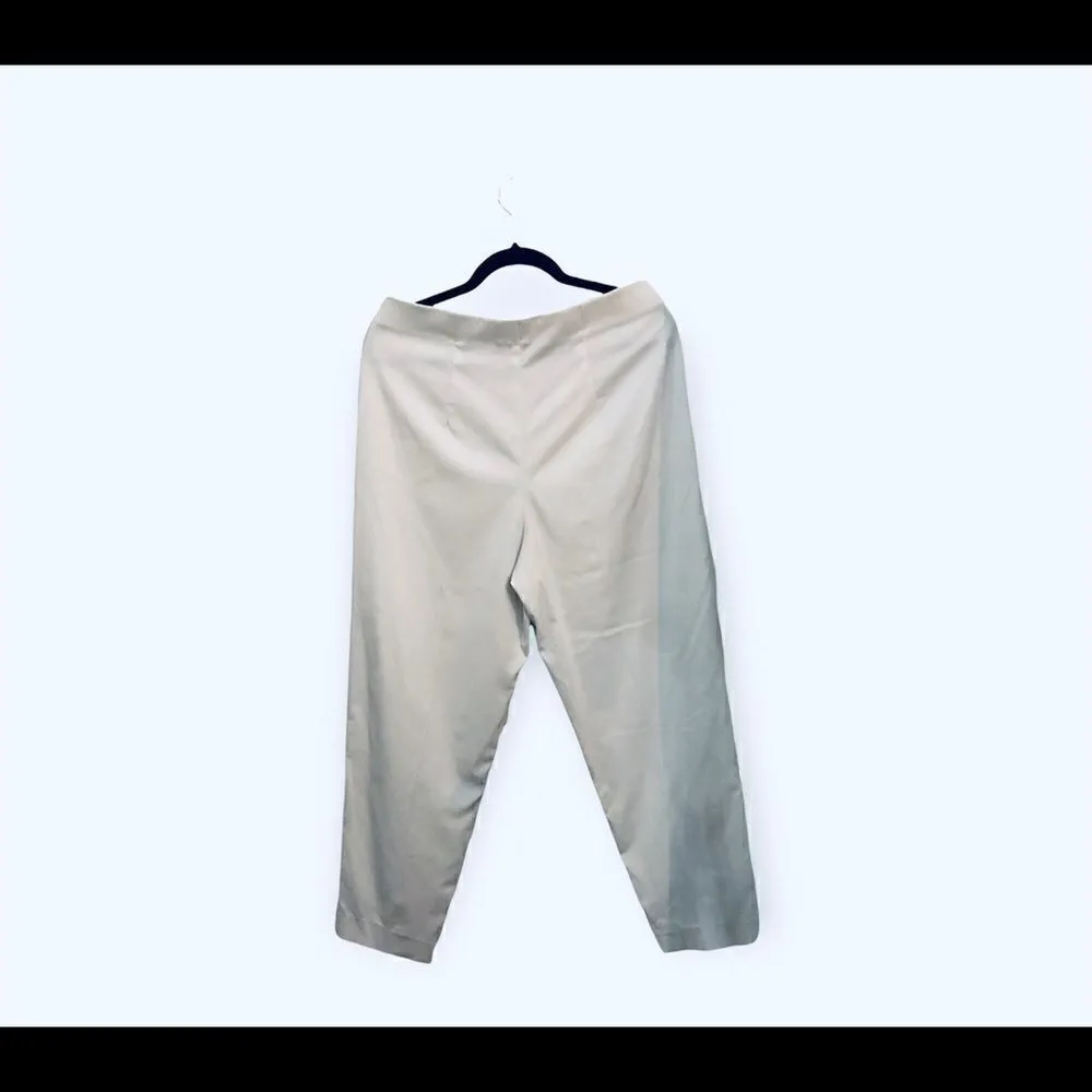 Women’s white Briggs New York ankle pant with hidden side zipper. - Image 5