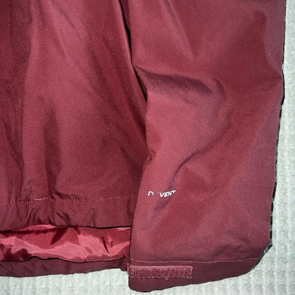 Northface Dryvent Dusty Rose Jacket
Size Small - Image 2