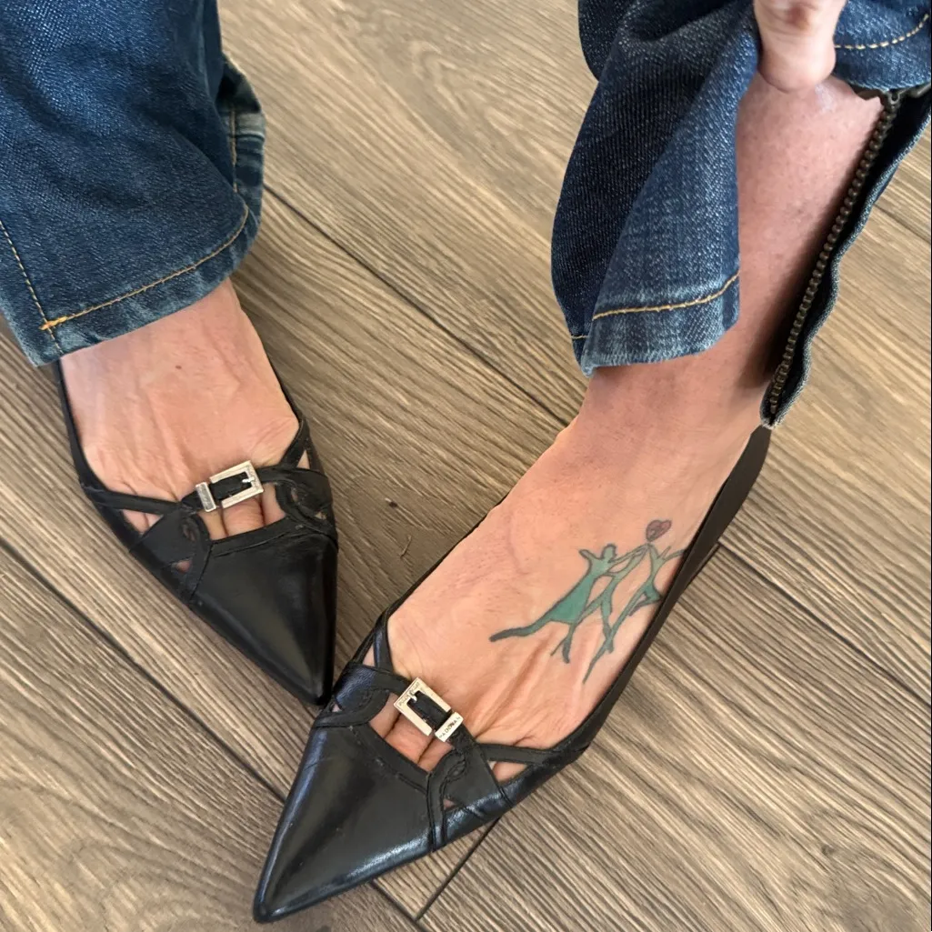 Black Leather pointed Italian Women's Shoes Size 7.5 - Image 2