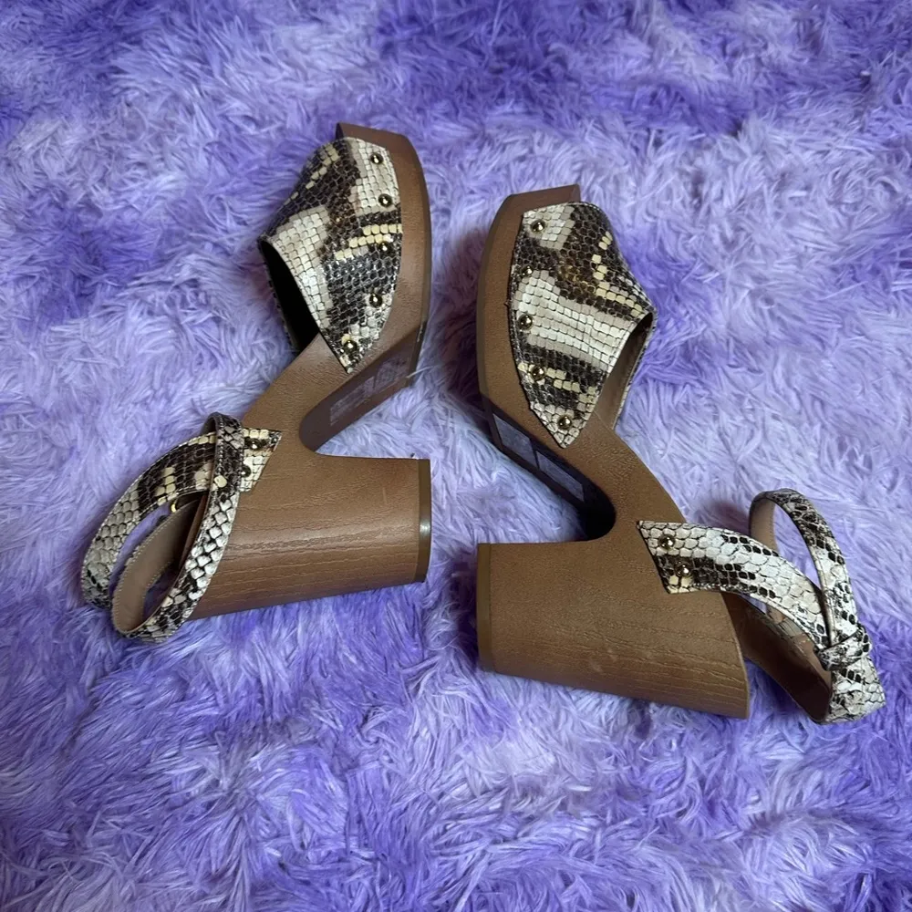 Express Chunky Tan Snakeskin Wedge Heels Strappy Women’s Thick Block Sandals 8M - Image 5