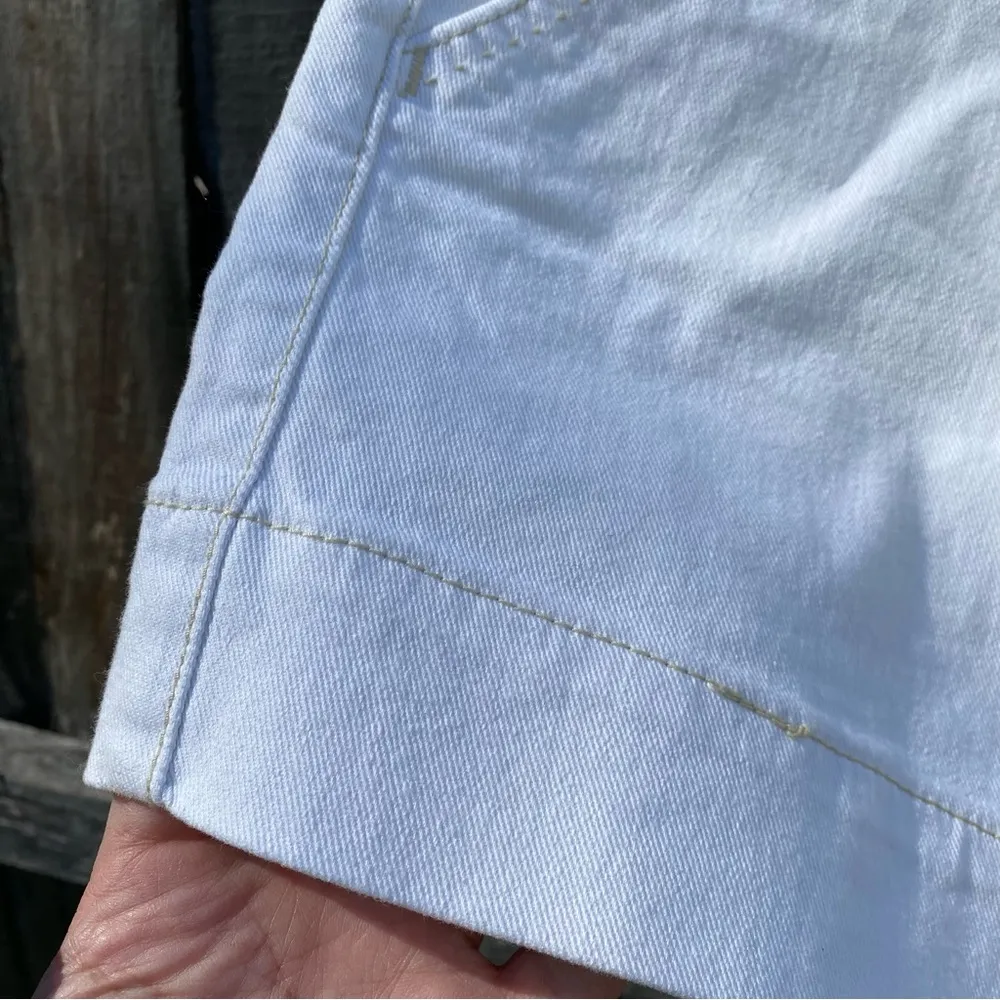 Women’s Levi’s 545 Off White Denim Shorts - Image 7