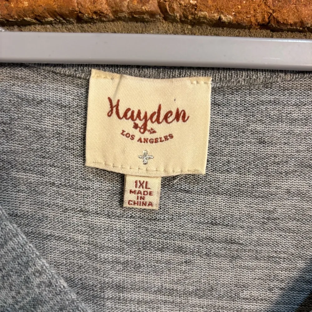 Hayden womens v neck buttons puff sleeve lightweight knit sweater gray 1X - Image 3