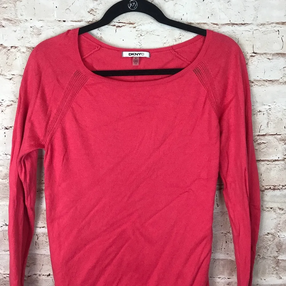 DKNY sweater sz M pink lightweight crew neck - Image 2