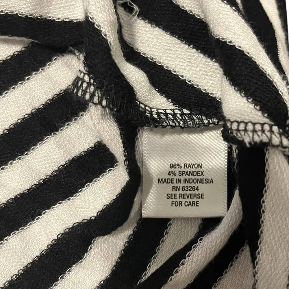 Sunday black and white striped long sleeve shirt size medium - Image 7