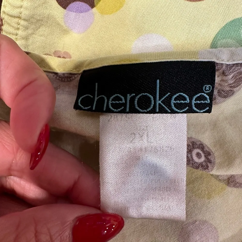 EUC Cherokee top scrub flowers size 2xl short sleeve - Image 3