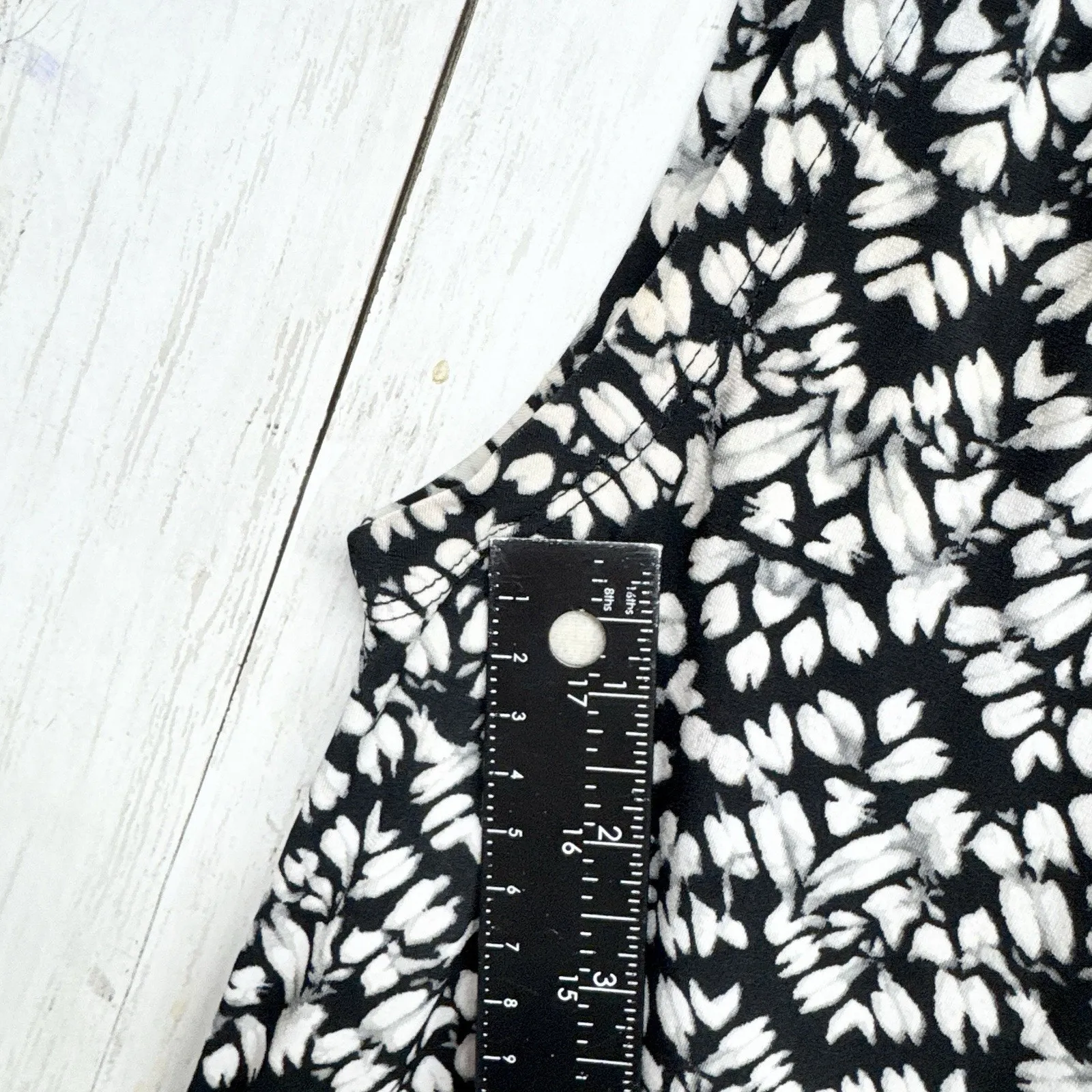 Michael Kors Top Women Sz XS Black White Geo Floral Boat Neck Sleeveless Blouse - Image 5