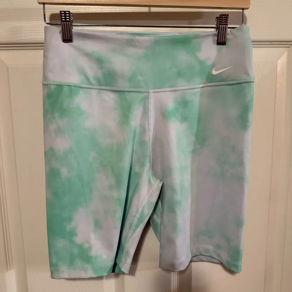 NWT Nike Women's Icon Clash 7inch Training Shorts - Image 5