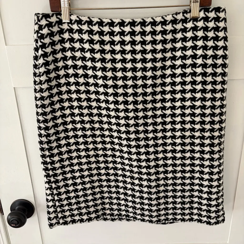 Talbots Houndstooth Wool Blend Pencil Skirt. Size 14P. - Image 2