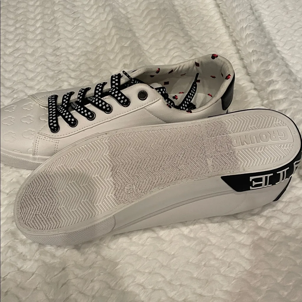 White Minnie Mouse Sneakers with Red and Black Accents not worn size 9.5 - Image 4