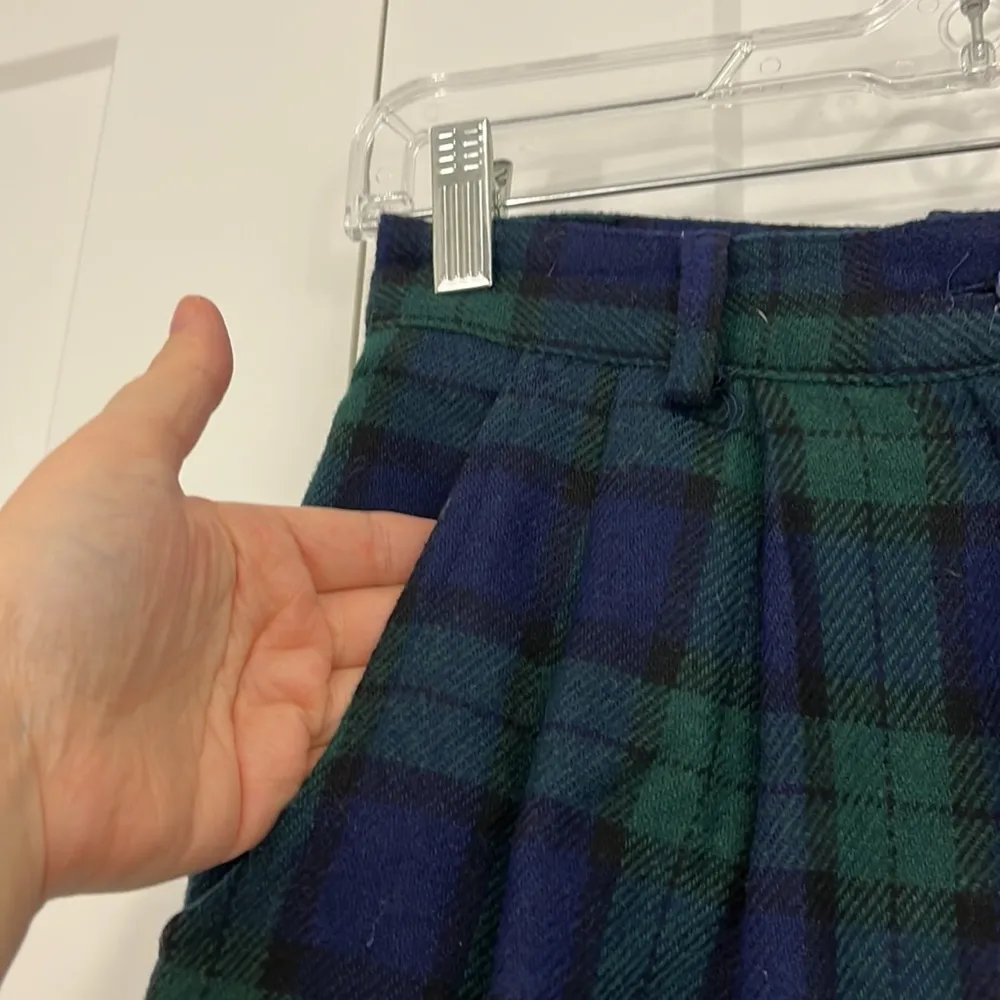 Vintage Savannah Size 8 Wool Green and Blue Plaid Bermuda Shorts with Pockets - Image 4